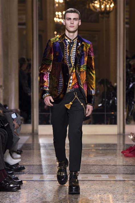 collezione autunno inverno 2018 versace|Versace collezione uomo autunno inverno 2018 2019: la sfilata a .